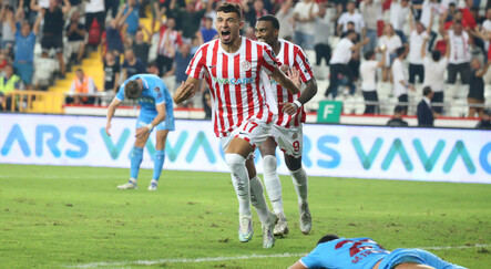 Gökdeniz Bayrakdar Antalyaspor'un Trabzonspor'a 5 attığı maçta giydiği formayı evinin duvarına asacak - spor