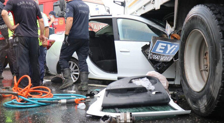 Korkunç kaza! Otomobil, kamyona ok gibi saplandı: Ölü ve yaralılar var - yasam