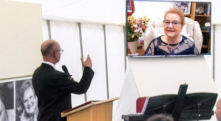 Ölen kadın kendi cenazesinde soruları cevapladı! Hologram teknolojisi devrede - dunya