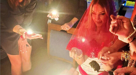 Petek Dinçöz’den kına gecesi: Arkadaşlarıyla göbek attı - magazin