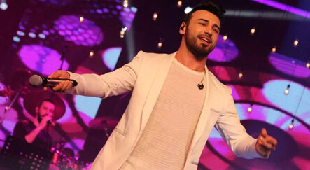 Popçu Emre Kaya sahnede düştü, hastaneye kaldırıldı - magazin