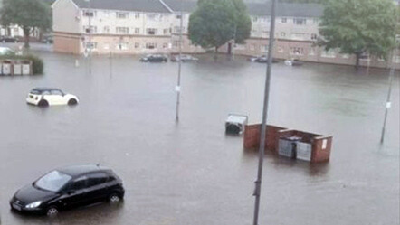 Rekor sıcaklıklarla boğuşan İngiltere'yi bu sefer sel vurdu - dunya