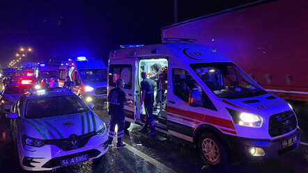 Sakarya'da yolcu otobüsü tıra çarptı: 25 yaralı - yasam