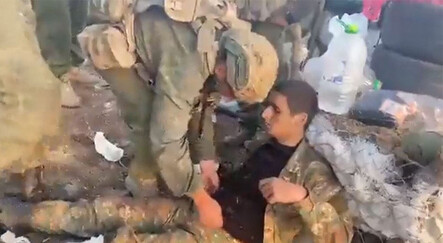 Azerbaycan askerinden takdir toplayan davranış: Esir askerin yaralarını sardılar - dunya