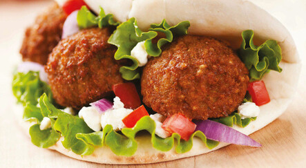 Dışı çıtır çıtır içi yumuşacık! Yiyen bir daha istiyor, tadına doyum olmuyor… Üzerine eklenen sosuyla lezzet şölenine dönüşen falafel tarifi - yemek