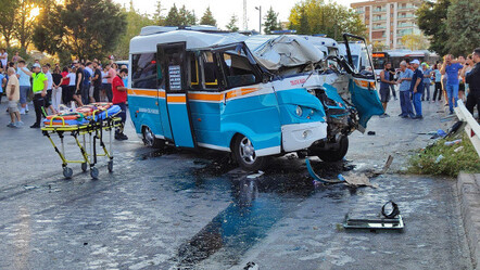 İzmir'de yolcu minibüsü servis ile çarpıştı, ölü ve yaralılar var - gundem