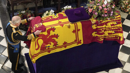 Kraliçe 2. Elizabeth'in cenazesi eşi Prens Philip’in yanına defnedildi - dunya