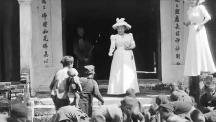 Kraliçe II. Elizabeth olduğu iddia ediliyordu: Vietnam'da çocuklara para atan kişi kim? - dunya