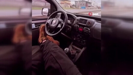 Trafik terörü iş başında! Yan koltuğa geçip direksiyonu ayaklarıyla kontrol etti - Yaşam