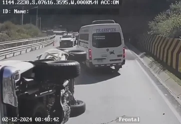 Dev kaya aracın üstüne düştü! 2 ölü 1 yaralı - Dünya