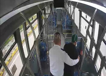 Otobüs şoföründen alkışlanacak hareket! Görme engelli adama eşlik etti - Gündem