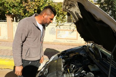 Aracına giren fareyi konuşarak ikna etmeye çalıştı: Arabamı çekişten düşürdün hadi in aşağı! - Gündem
